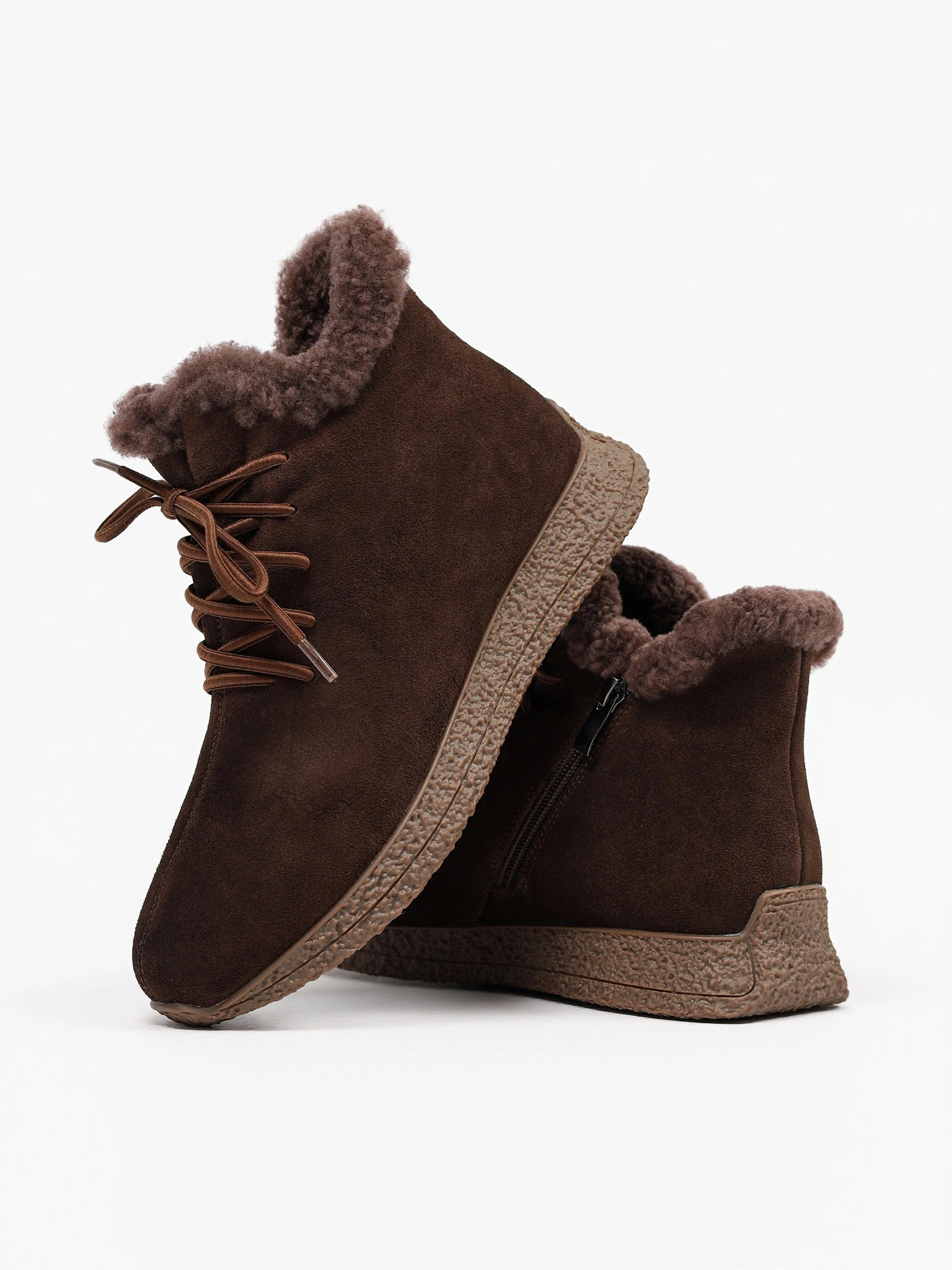 Ботинки коричневого цвета на низкой подошве